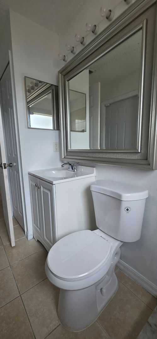 Building Photo - Spacious 3BR/2BA Home with Screened Patio and 2-Car Garage