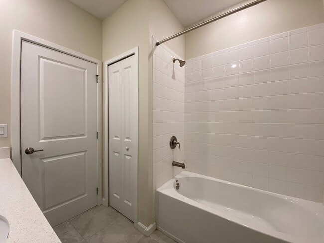 Building Photo - 3BD/2.5BA Townhome in Econ Trails Near Valencia East!