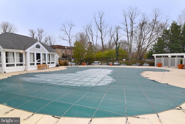 Building Photo - 3175 Summit Square Dr