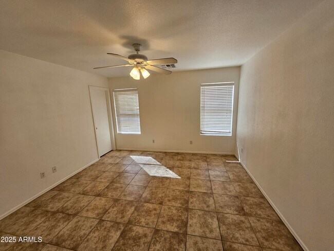 Building Photo - 674 W Kingman Loop