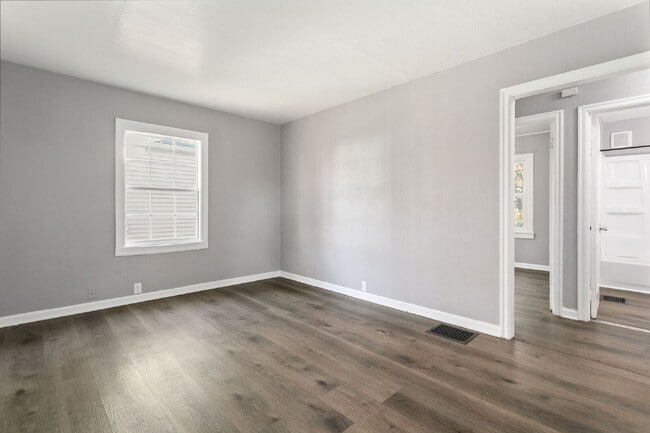 Building Photo - This updated 4-bedroom, 1-bath home is rea...