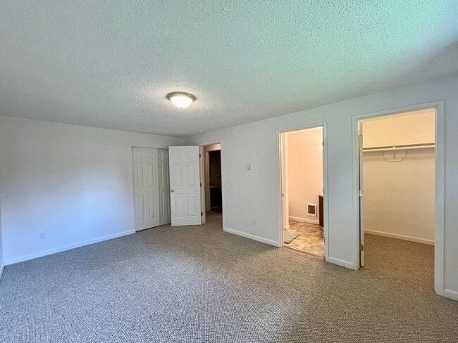 Building Photo - (#738) Duplex Near Squaxin Park - Water/Se...