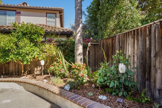 Building Photo - Comfortable and nicely upgraded home for r...