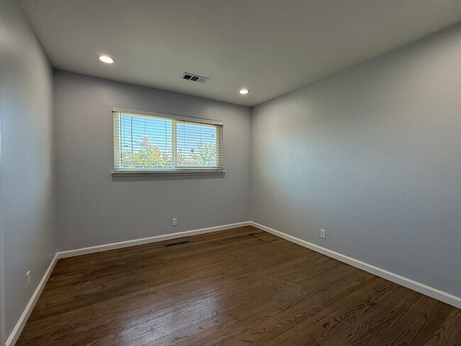 Building Photo - Updated Single Story Home located in Desirable Glenmoor Neighborhood of Fremont