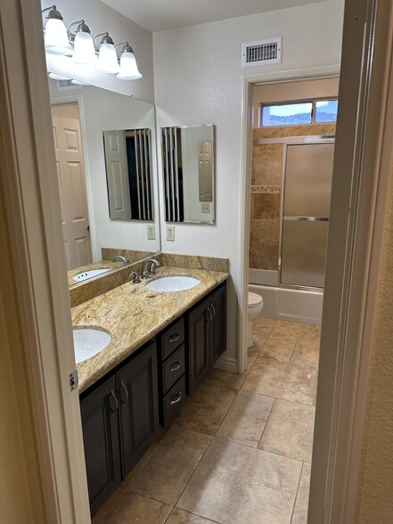 Building Photo - 15400 Zaharias St
