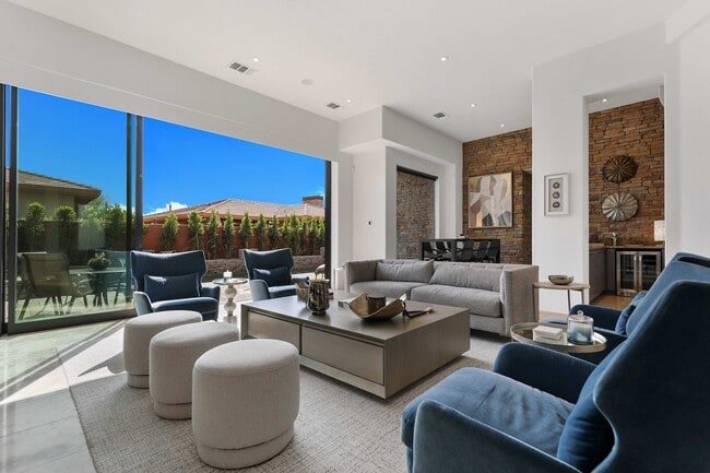 Building Photo - 50070 Vía De Moda