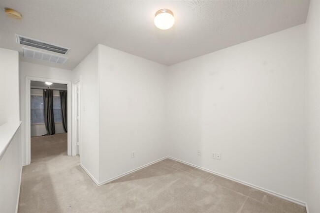 Building Photo - 12475 Saratoga Woods Ln