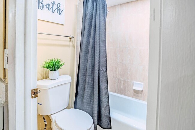 Building Photo - 3710 Inverrary Dr