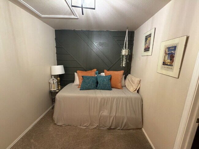 Building Photo - Three bed two & a half bath close to Ascension Seton Hays in Kyle's Steeplechase neighborhood.