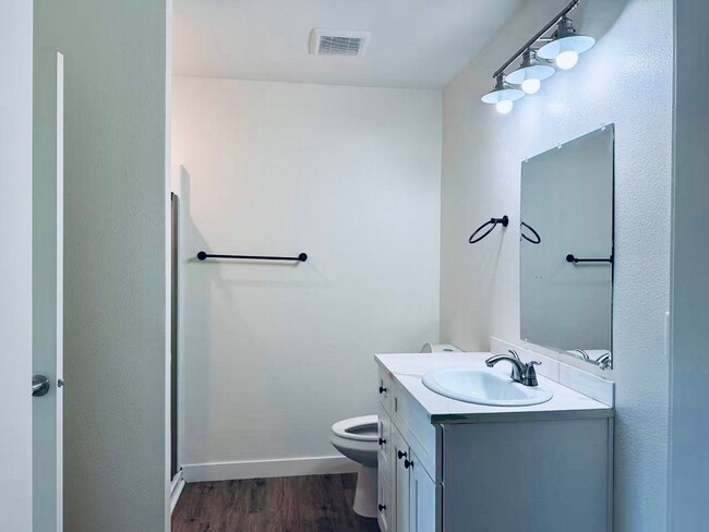 Building Photo - 1926 SW Washington St