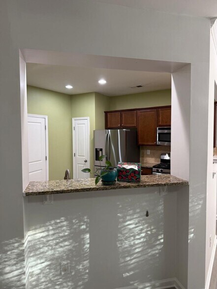 Building Photo - 2124 Greencrest Cir