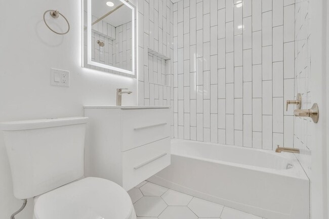 Building Photo - Charming 2 Bedroom
