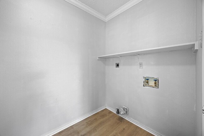Building Photo - Beautiful 3 bed 2 bath single story, corne...