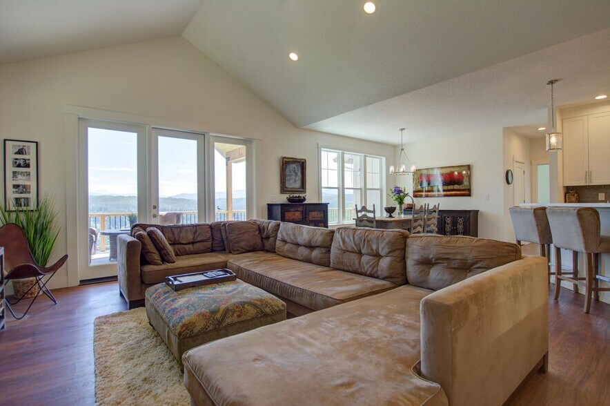 Building Photo - 14070 SE Baumback Ave