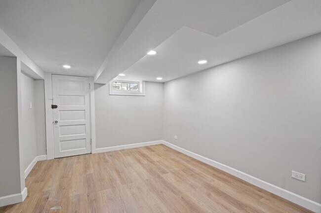 Building Photo - 3751 N Clifton Ave