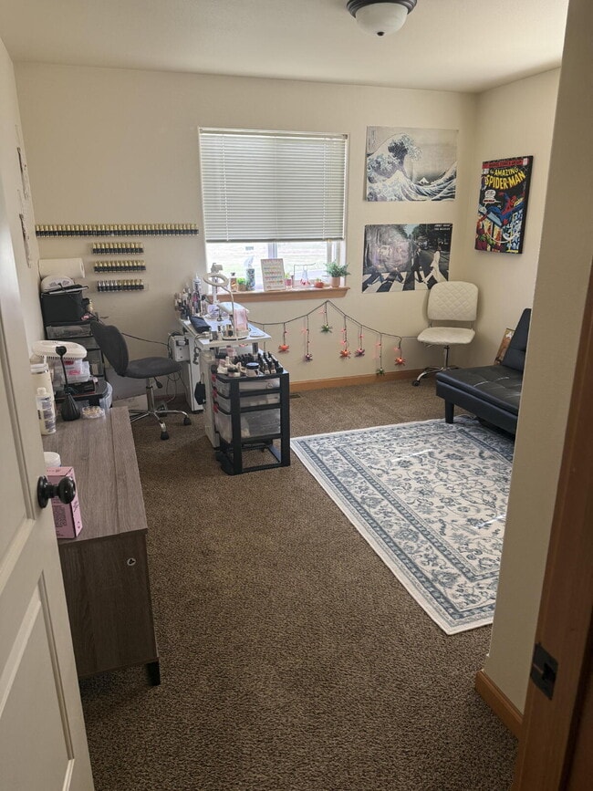 Building Photo - "Spacious 3-Bed & 2.5 Baths in 1700 Sq Ft!"