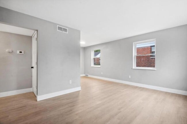 Building Photo - 844 Alverno Ave