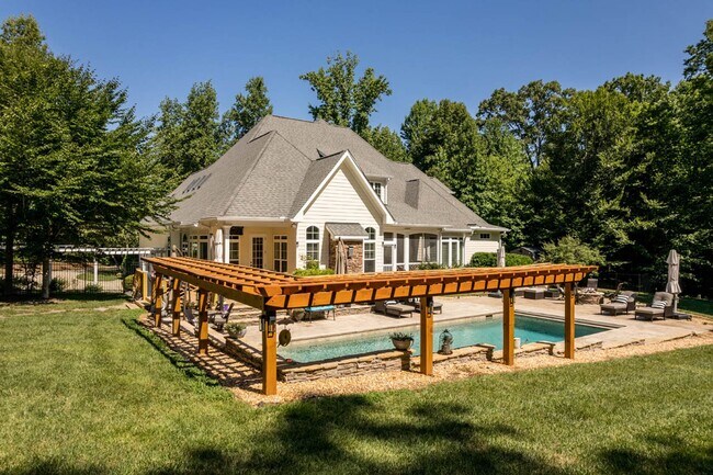 Building Photo - 246 Valley Meadow Dr