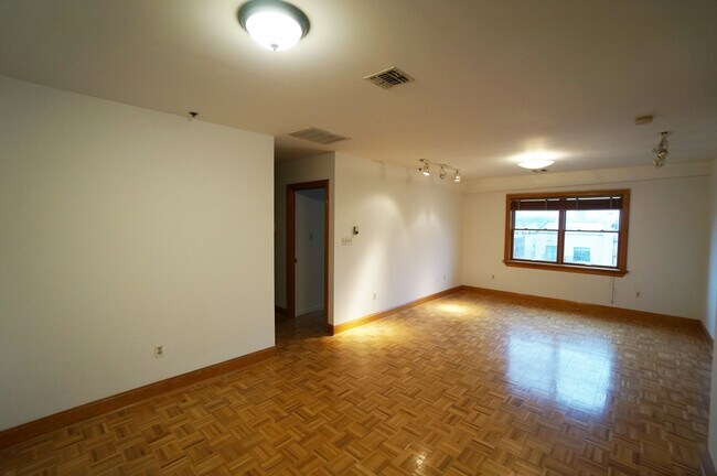 Building Photo - 84 Bloomfield St