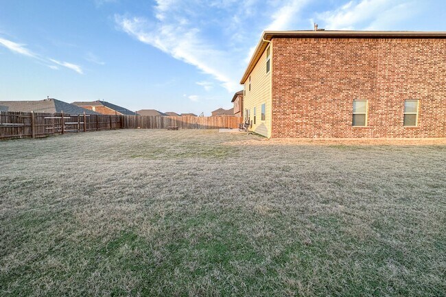 Building Photo - Stunning 5BD, 2 1/2 BTH Home Seconds away from John Kilpatrick Turnpike in YUKON!