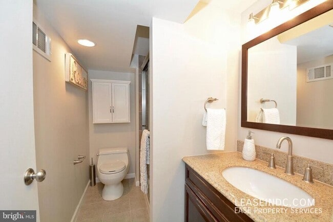 Building Photo - 704 Devon Pl