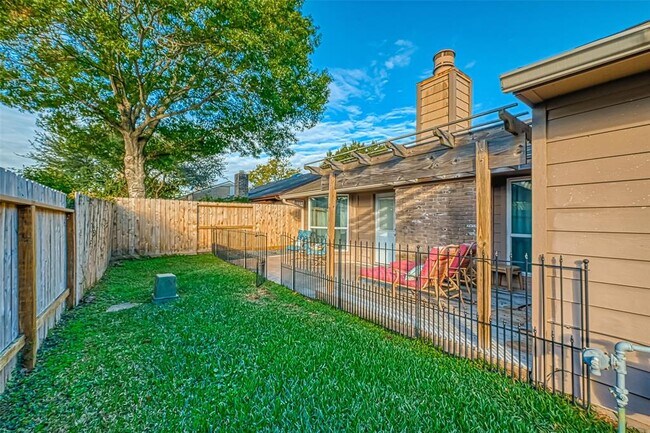 Building Photo - 11627 Briar Rose Dr