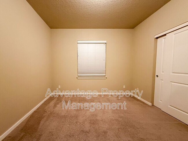 Building Photo - 523 Catron St N