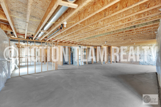 Building Photo - Row End Townhome in Orem!