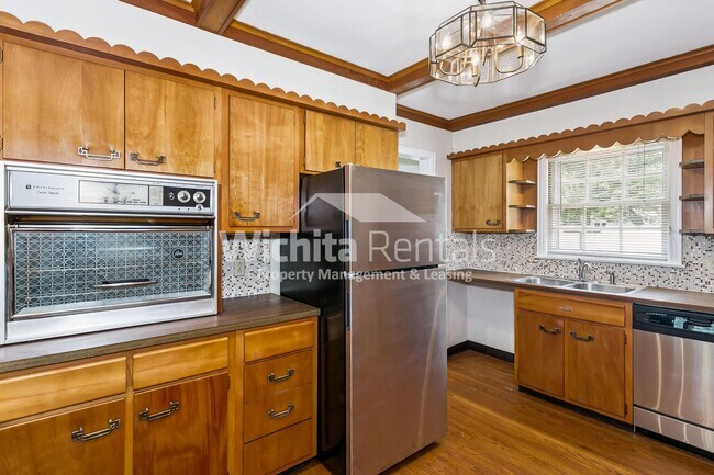 Building Photo - Large 3 bed 2 bath North Riverside Home