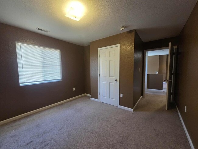 Building Photo - Beautiful Town House