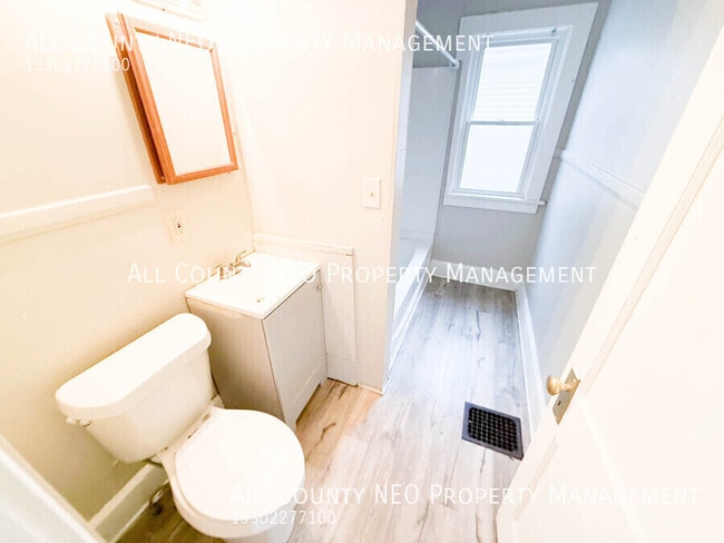 Building Photo - 451 Lucy St