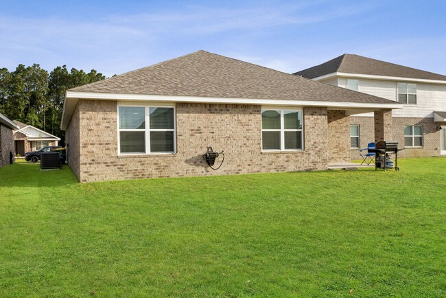 Building Photo - 4/2 Stunning Brick Home with community poo...