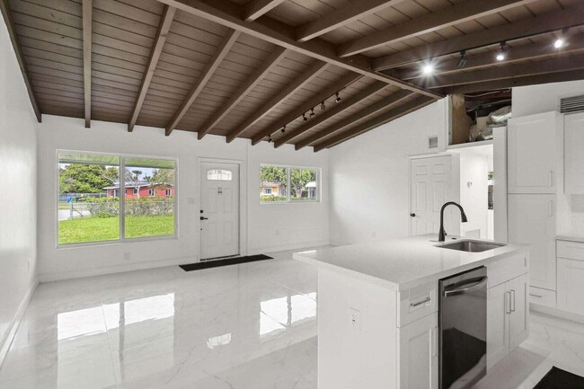 Building Photo - 1530 NW 18th Ct