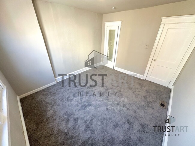 Building Photo - 805 Lindley Ave