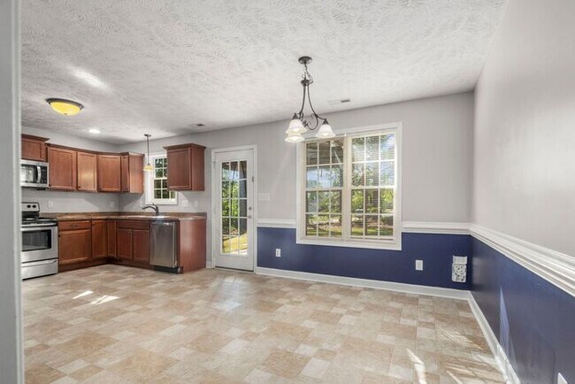 Building Photo - 4 Bedroom 2.5 Bath Home