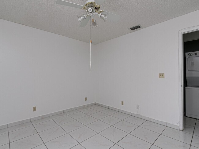 Building Photo - 556 Woodgate Cir