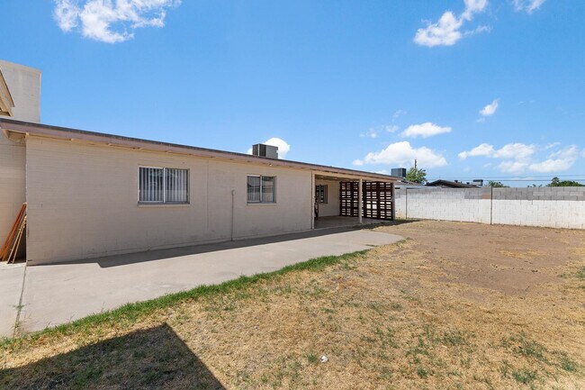 Building Photo - 7422 W Turney Ave