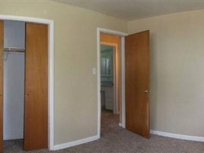 Building Photo - Brick Ranch with 4 bedrooms and Basement