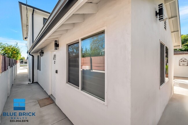 Building Photo - 5843 Vanalden Ave