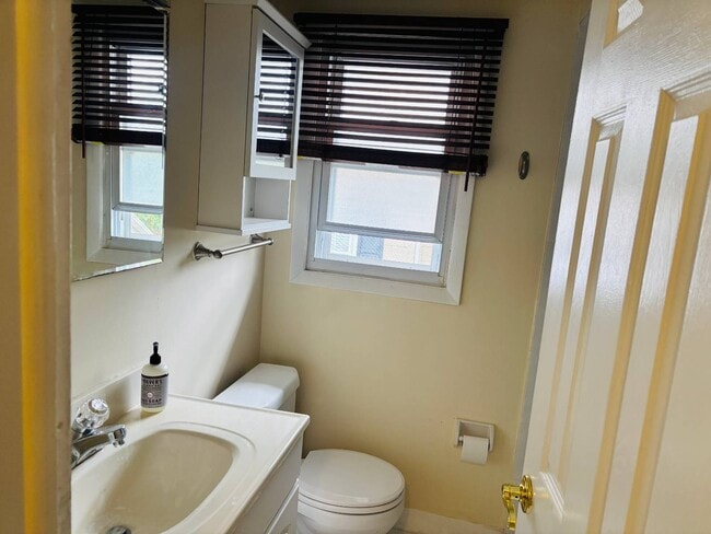 Building Photo - 220 Mountainview Ave