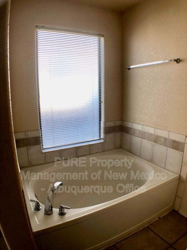 Building Photo - 4905 Kingsway Dr