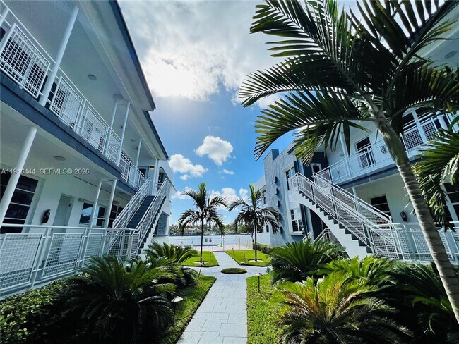 Building Photo - 960 Bay Dr