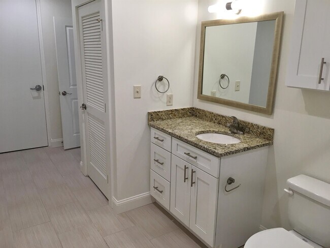 Building Photo - 875 Elm St