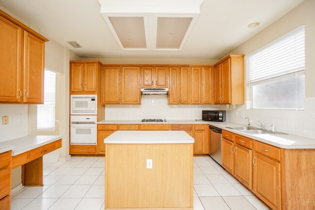 Building Photo - 822 Hyacinth Pl