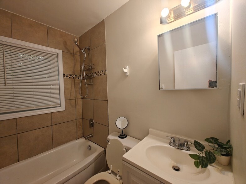 Building Photo - 2217 Custer St