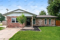 Building Photo - 806 S Meadow Ln
