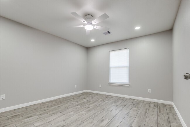 Building Photo - 6038 Glenhurst Dr