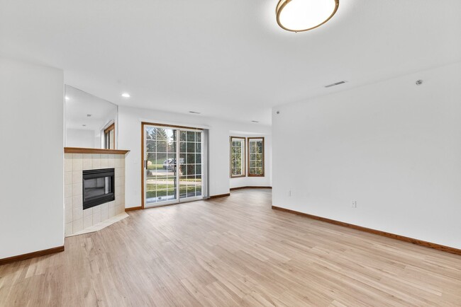 Building Photo - Foxcroft Luxury Apartment, 1 -Bedroom 1 - ...