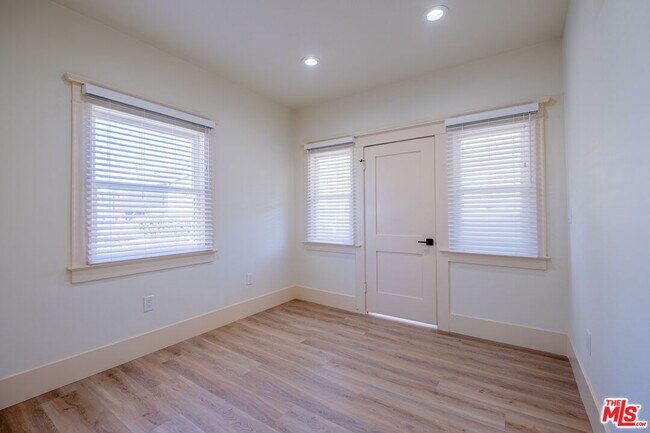 Building Photo - 216 N Catalina Ave