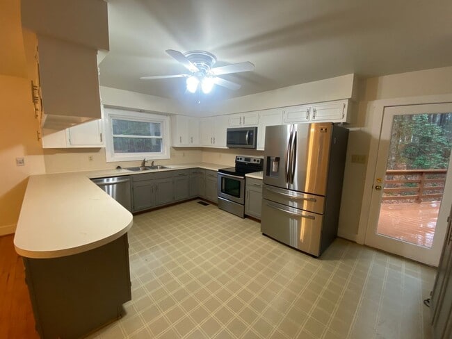 Building Photo - Country living in Glen Allen three bedroom...